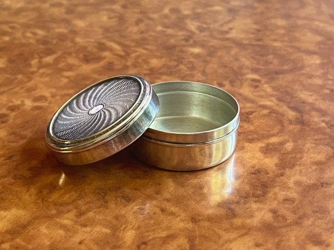 Petite boite de poche, Pilulier en métal argenté décor tourbillon, poincon JF