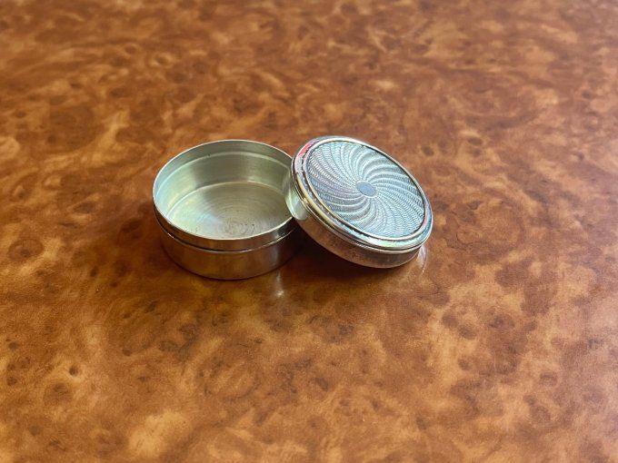 Petite boite de poche, Pilulier en métal argenté décor tourbillon, poincon JF