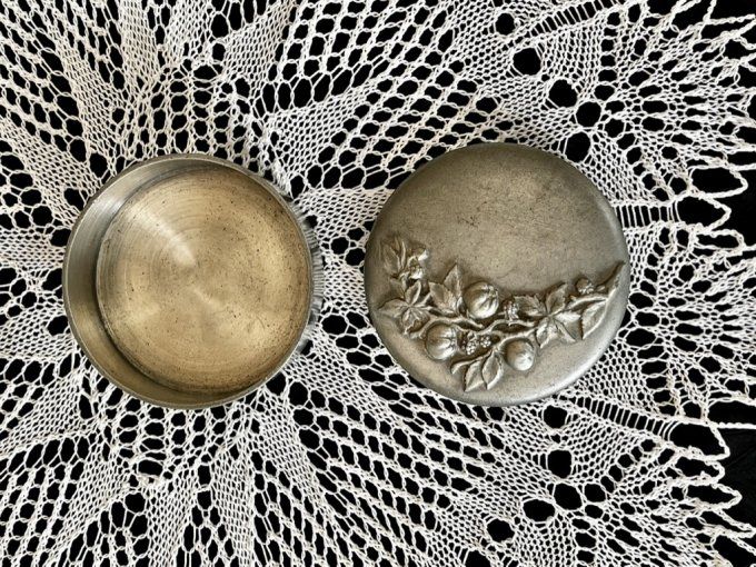 Petite boîte ronde vintage en étain d'art Les Étains de l'Abbaye, France