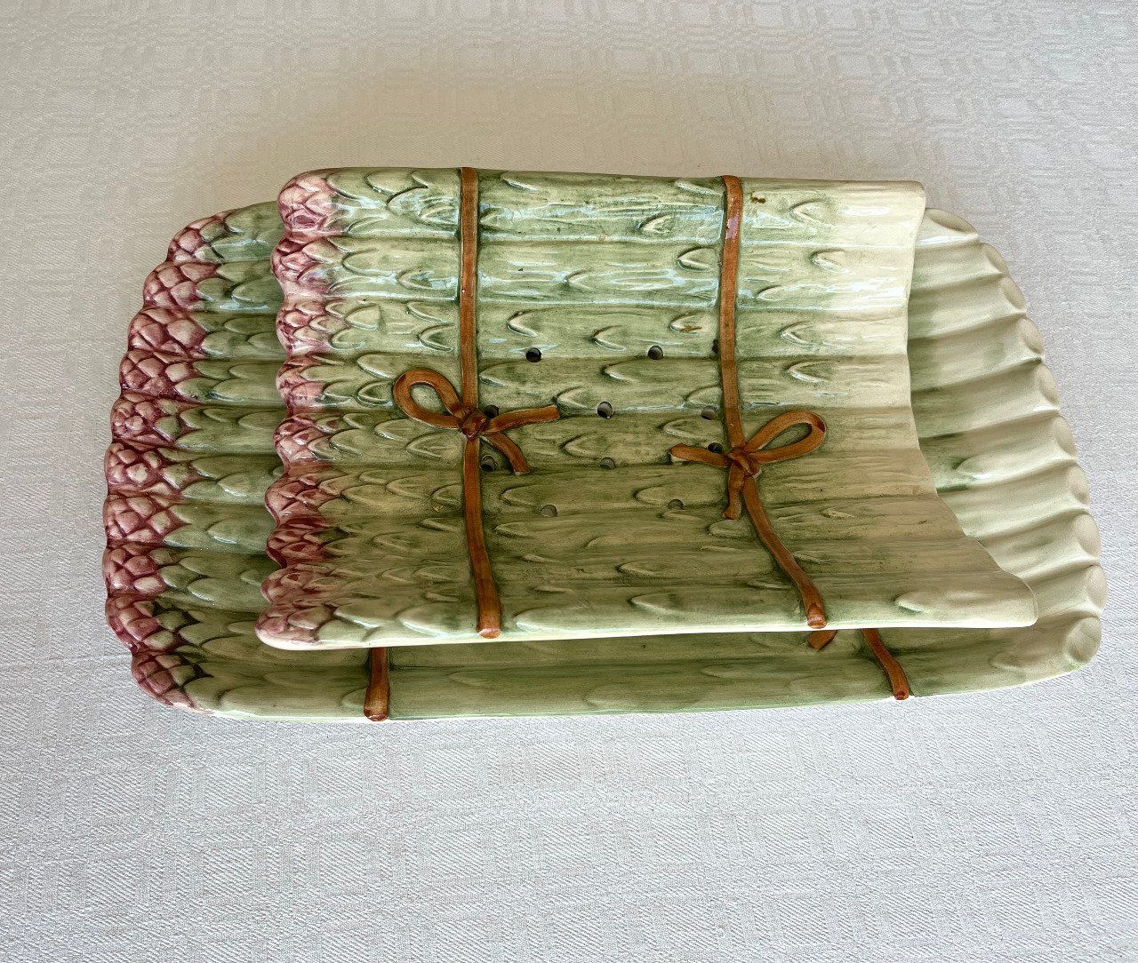 Plat à asperges en barbotine de la marque Siléa, Vintage