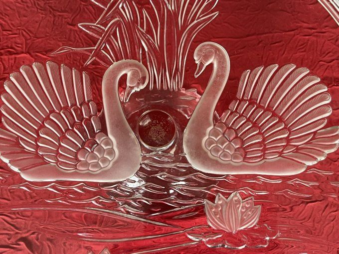Plat à tarte sur pied en cristal Walter Glass décor Cygnes et Nénuphars