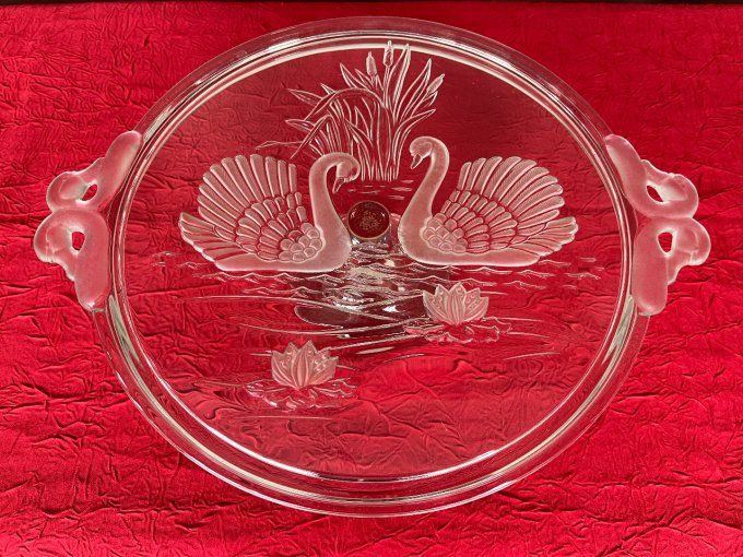 Plat à tarte sur pied en cristal Walter Glass décor Cygnes et Nénuphars