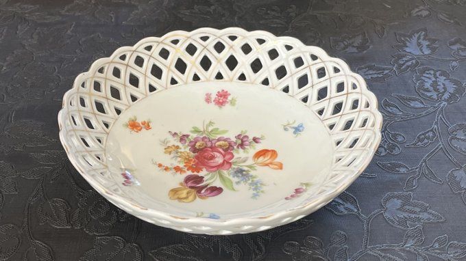 Plat ajouré ancien Schumann Arzberg en porcelaine décor floral romantique