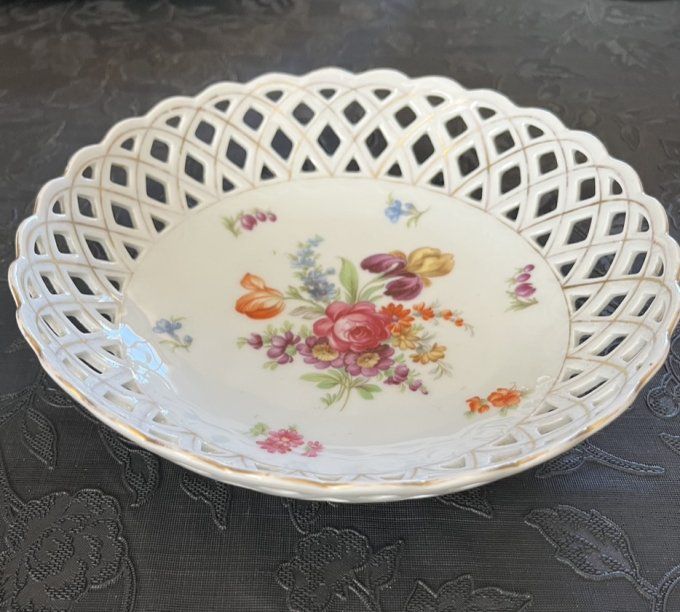 Plat ajouré ancien Schumann Arzberg en porcelaine décor floral romantique