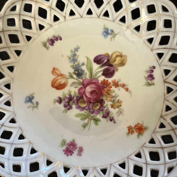 Plat ajouré ancien Schumann Arzberg en porcelaine décor floral romantique