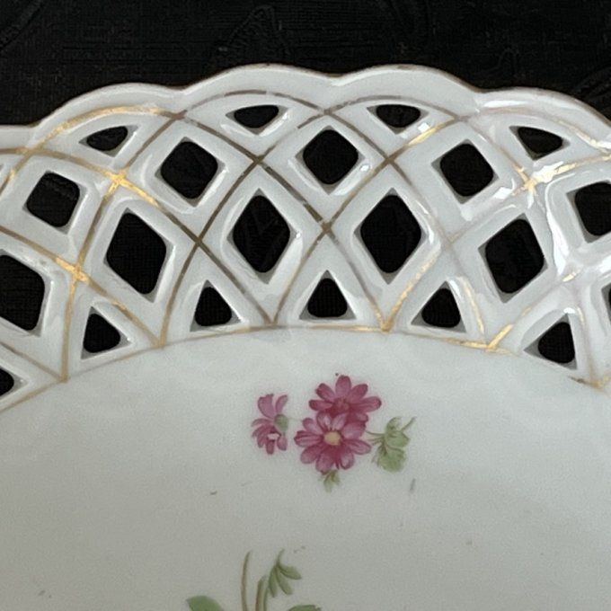 Plat ajouré ancien Schumann Arzberg en porcelaine décor floral romantique