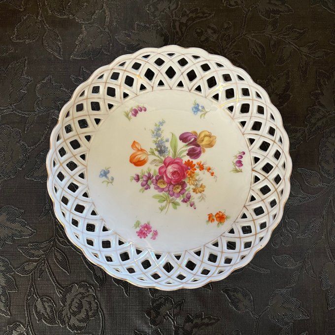 Plat ajouré ancien Schumann Arzberg en porcelaine décor floral romantique