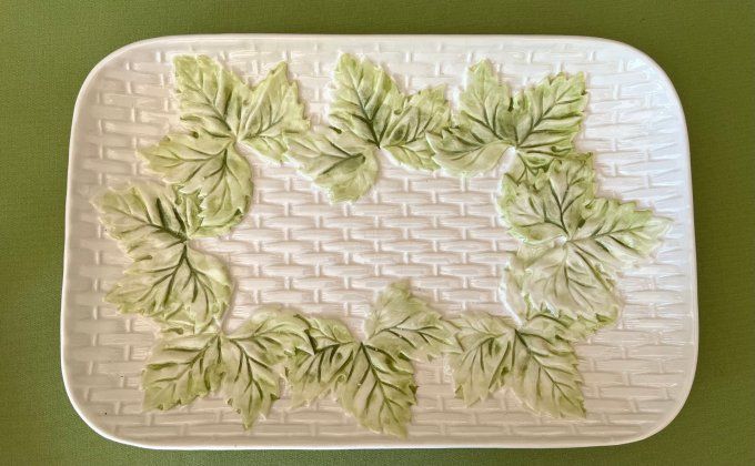 Plat de service barbotine blanche et feuilles de vigne vertes vintage, Signé FG