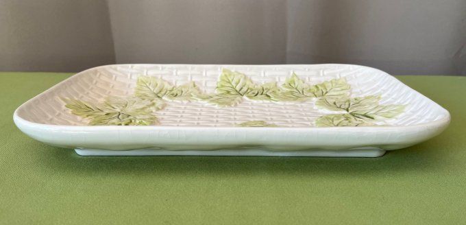 Plat de service barbotine blanche et feuilles de vigne vertes vintage, Signé FG