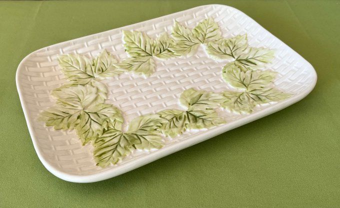 Plat de service barbotine blanche et feuilles de vigne vertes vintage, Signé FG