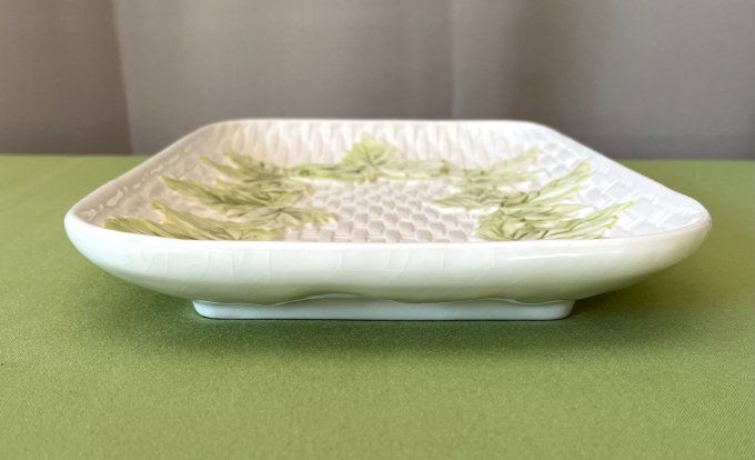 Plat de service barbotine blanche et feuilles de vigne vertes vintage, Signé FG