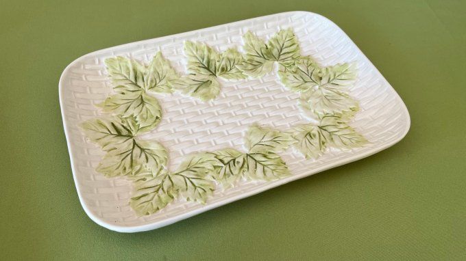 Plat de service barbotine blanche et feuilles de vigne vertes vintage, Signé FG
