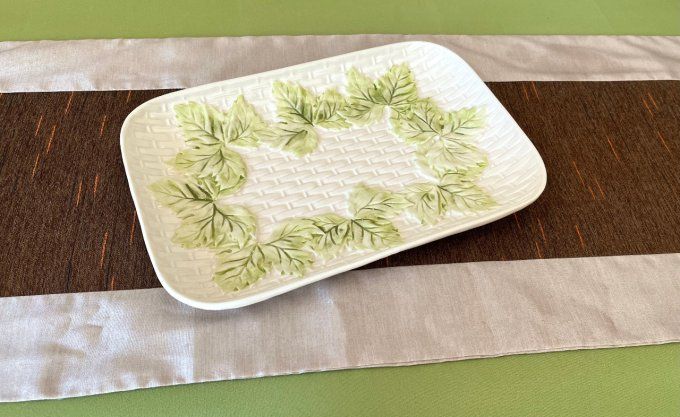 Plat de service barbotine blanche et feuilles de vigne vertes vintage, Signé FG