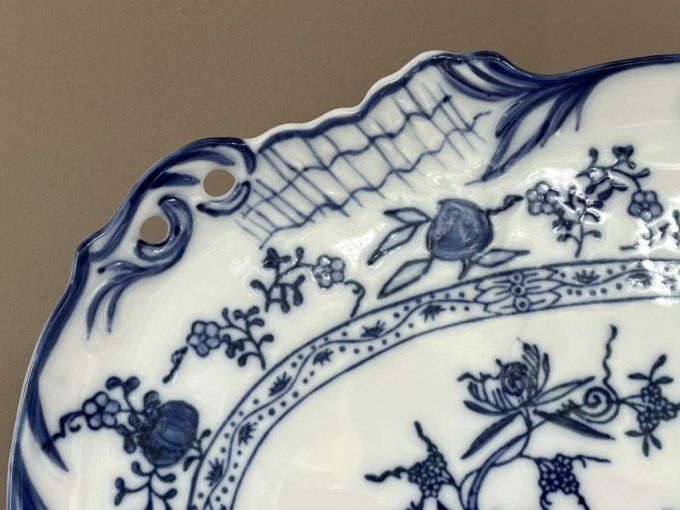 Plat porcelaine fine, à décor de style Meissen dite "oignon bleu"