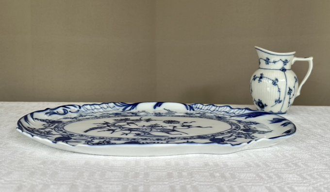 Plat porcelaine fine, à décor de style Meissen dite "oignon bleu"