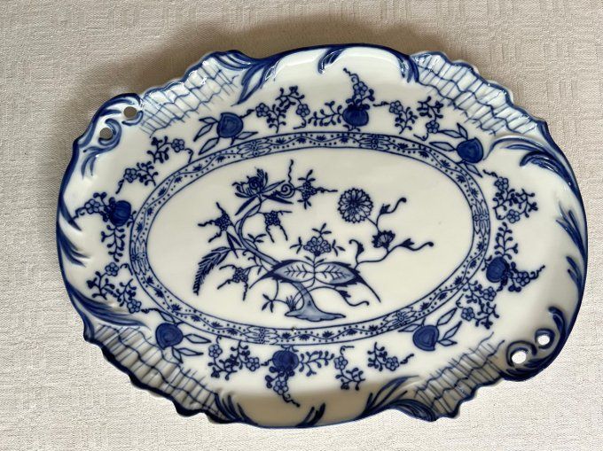 Plat porcelaine fine, à décor de style Meissen dite "oignon bleu"