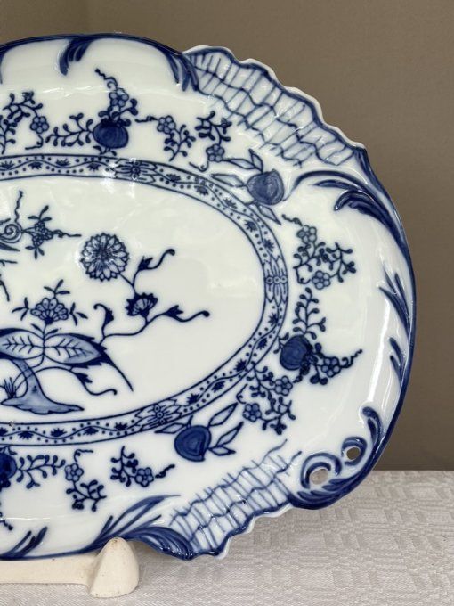 Plat porcelaine fine, à décor de style Meissen dite "oignon bleu"