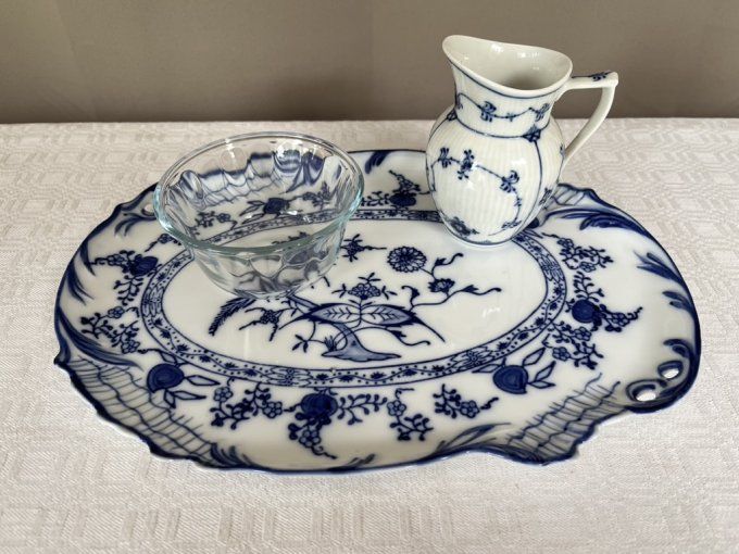 Plat porcelaine fine, à décor de style Meissen dite "oignon bleu"