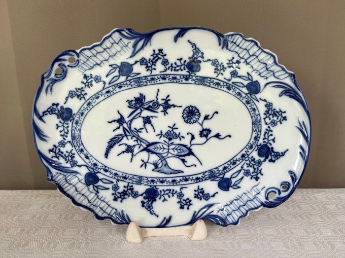 Plat porcelaine fine, à décor de style Meissen dite "oignon bleu"
