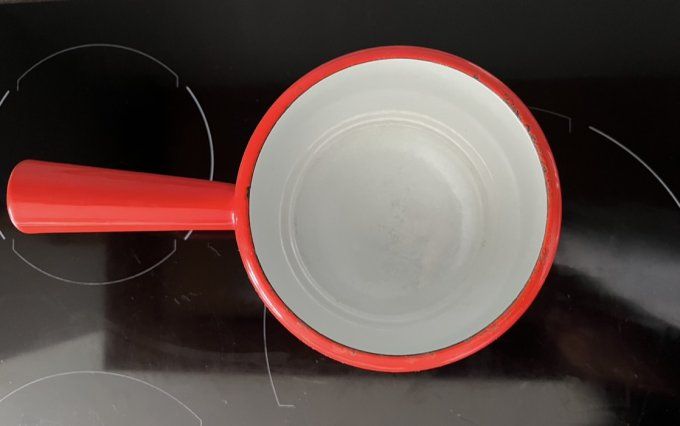 Poelon émaillé, rouge, vintage