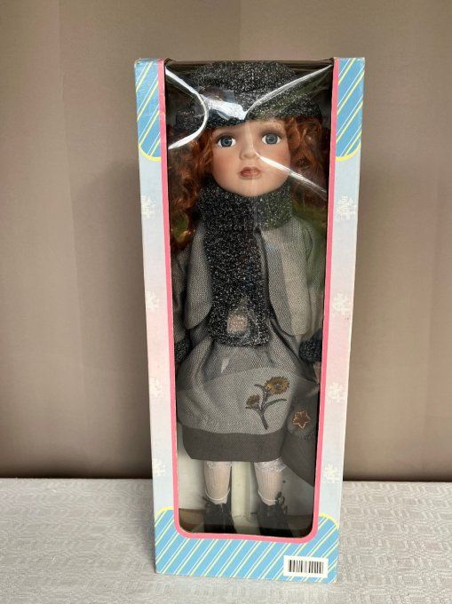 Poupée de collection, tête et membres en porcelaine, Neuve dans sa boite