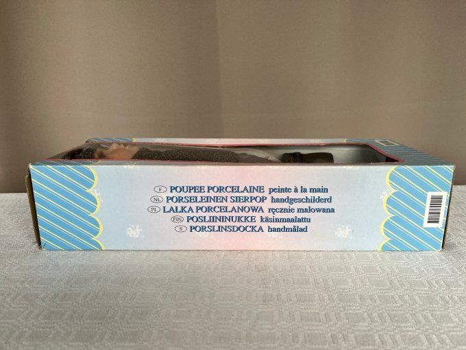 Poupée de collection, tête et membres en porcelaine, Neuve dans sa boite