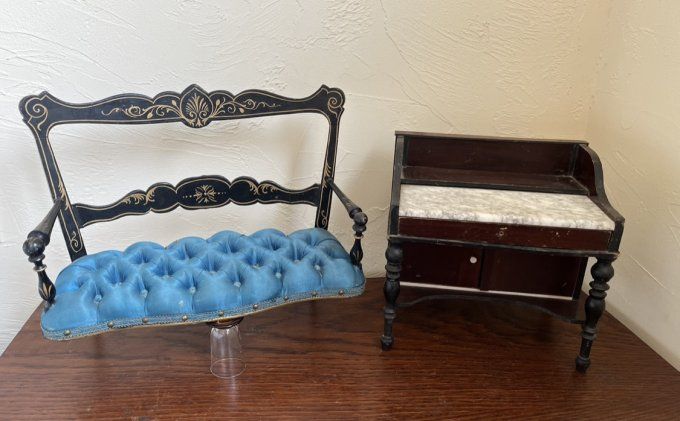 Rare ! Jouets anciens, coiffeuse et banquette capitonnée, mobiliers en bois pour poupée