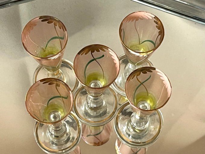 Rare ! Superbe ensemble de 5 verres à liqueur, verre fumé rose et vert, émaillé - Style Art nouveau