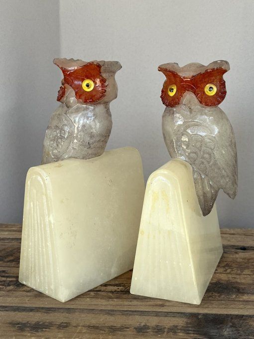Ravissante Paire de serre-livres vintage hiboux en albâtre et yeux en verre Italie 70s.