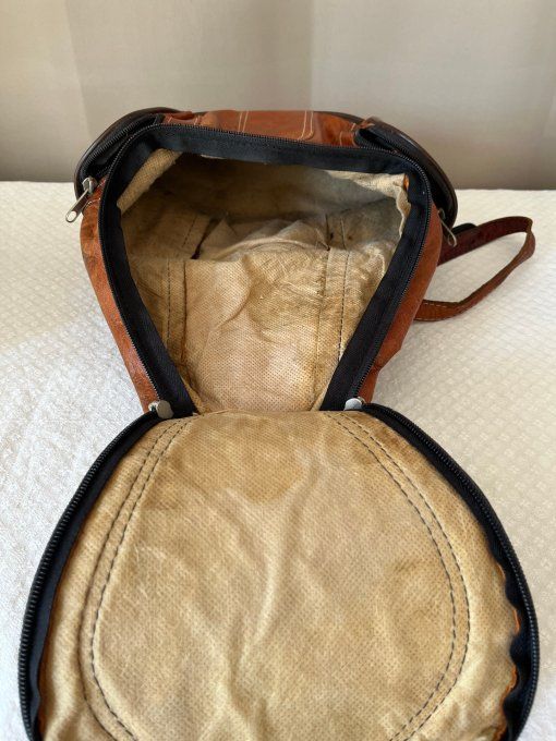 Sac à dos transformable en cuir camel vintage à motif dromadaire.