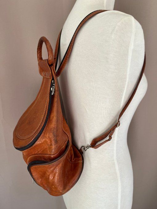 Sac à dos transformable en cuir camel vintage à motif dromadaire.
