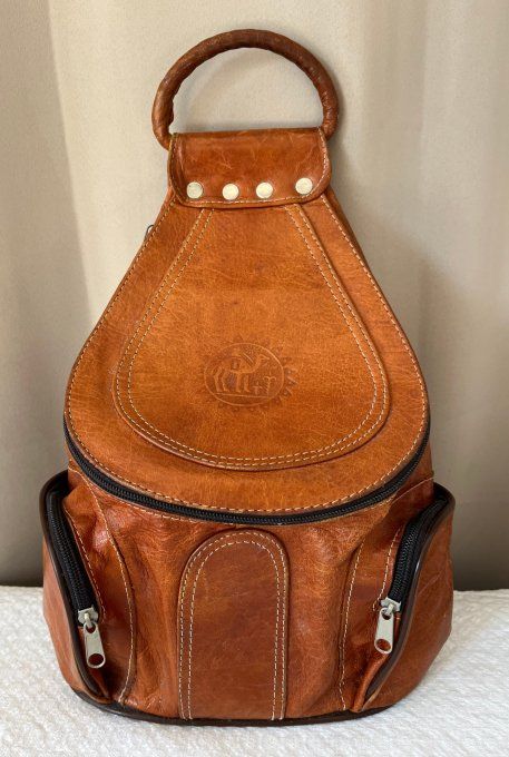 Sac à dos transformable en cuir camel vintage à motif dromadaire.