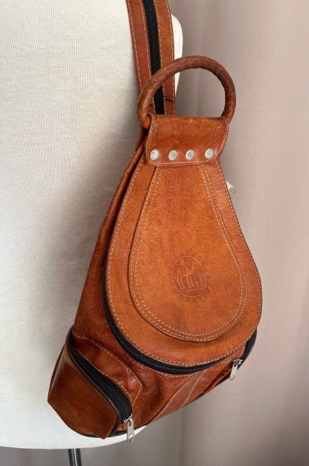Sac à dos transformable en cuir camel vintage à motif dromadaire.