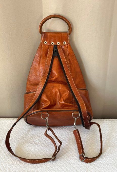 Sac à dos transformable en cuir camel vintage à motif dromadaire.