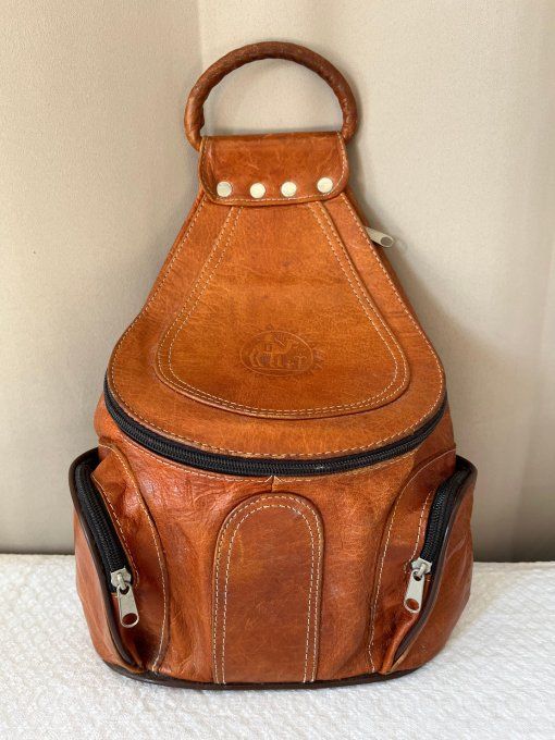 Sac à dos transformable en cuir camel vintage à motif dromadaire.
