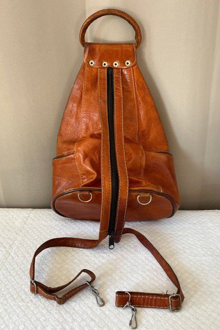 Sac à dos transformable en cuir camel vintage à motif dromadaire.
