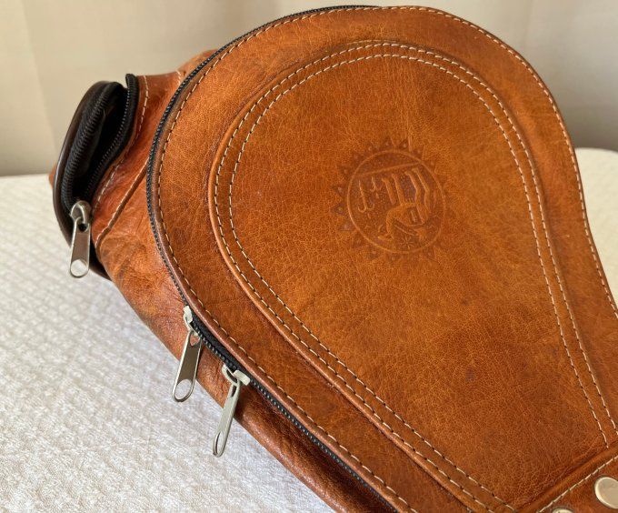 Sac à dos transformable en cuir camel vintage à motif dromadaire.