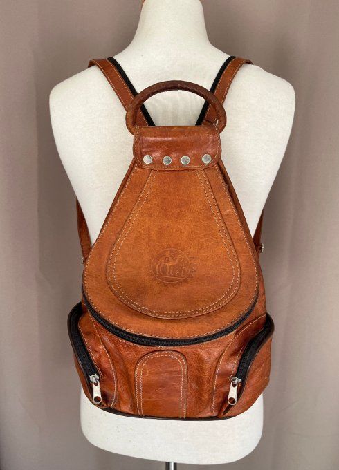 Sac à dos transformable en cuir camel vintage à motif dromadaire.
