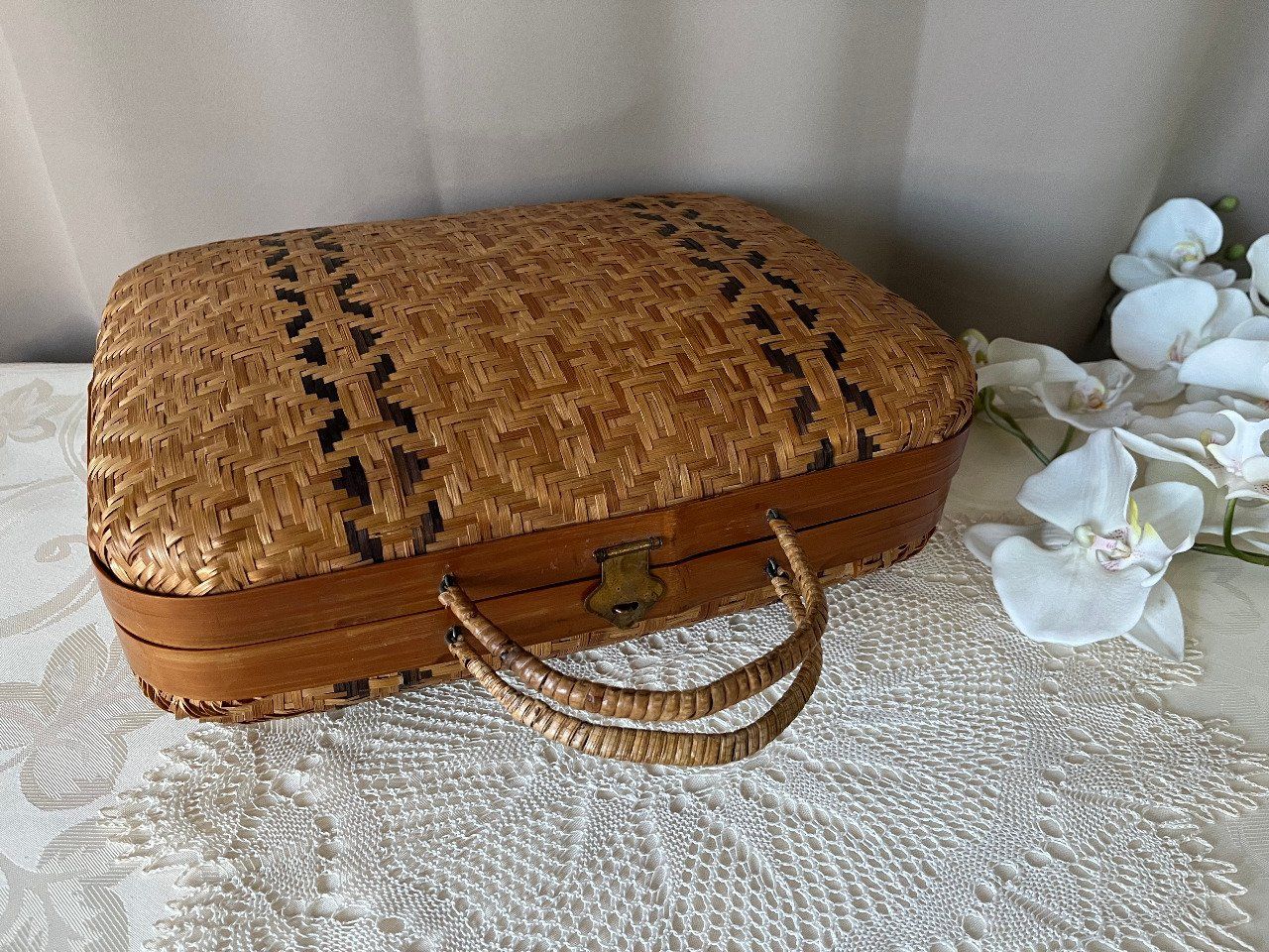 Sac à main / Valisette vintage en osier tressé bicolore,  Années 60/70