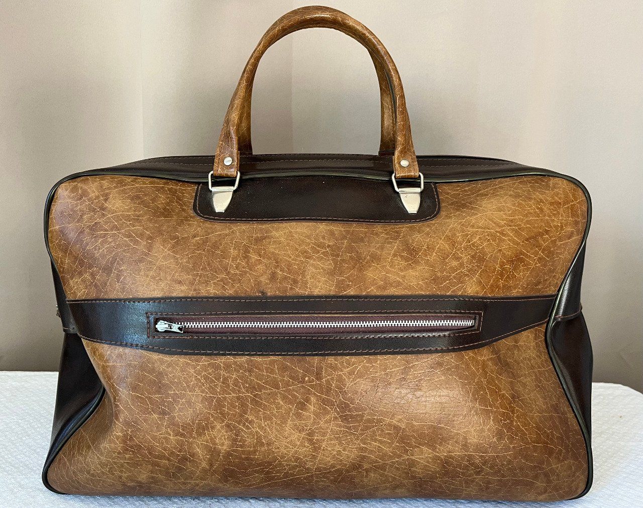 Sac de voyage vintage des années 70 en simili cuir bicolore