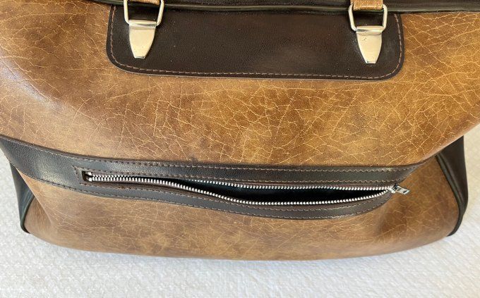 Sac de voyage vintage des années 70 en simili cuir bicolore