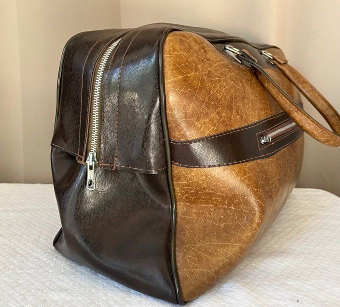 Sac de voyage vintage des années 70 en simili cuir bicolore