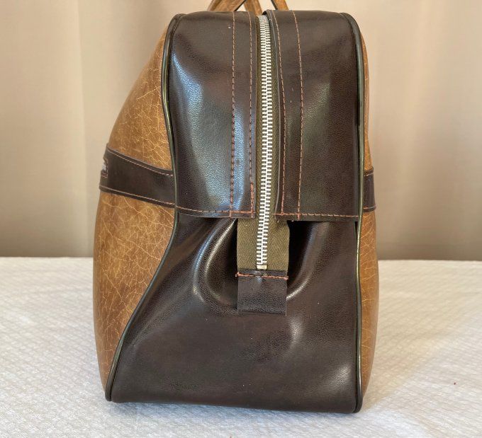 Sac de voyage vintage des années 70 en simili cuir bicolore
