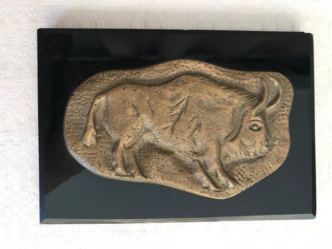 Sculpture de Bison en bas relief sur plaque