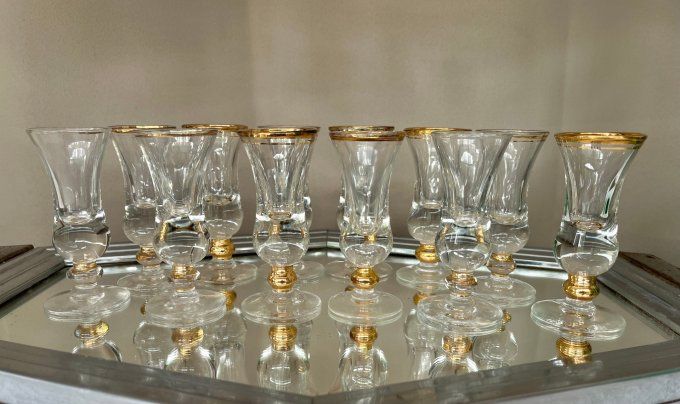 Série de 12 petits verres trompe-couillon anciens de bistrot en verre soufflé