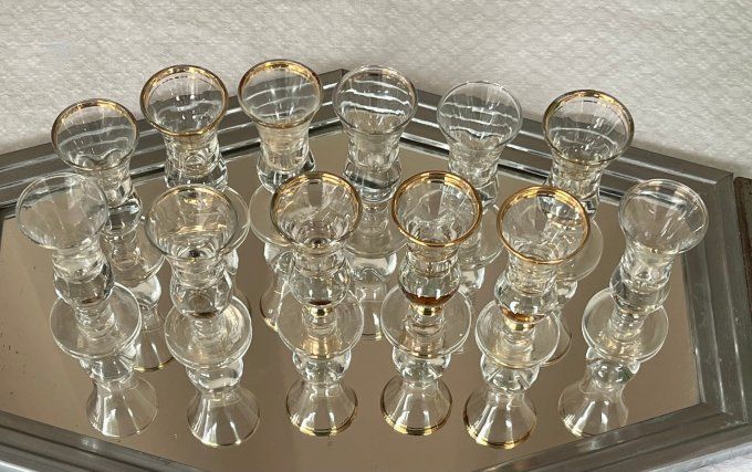 Série de 12 petits verres trompe-couillon anciens de bistrot en verre soufflé