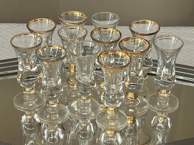 Série de 12 petits verres trompe-couillon anciens de bistrot en verre soufflé