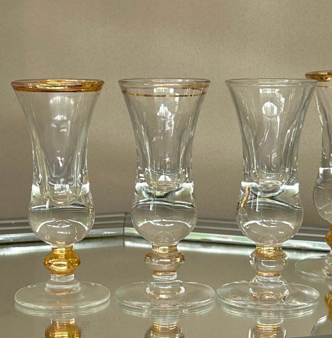 Série de 12 petits verres trompe-couillon anciens de bistrot en verre soufflé