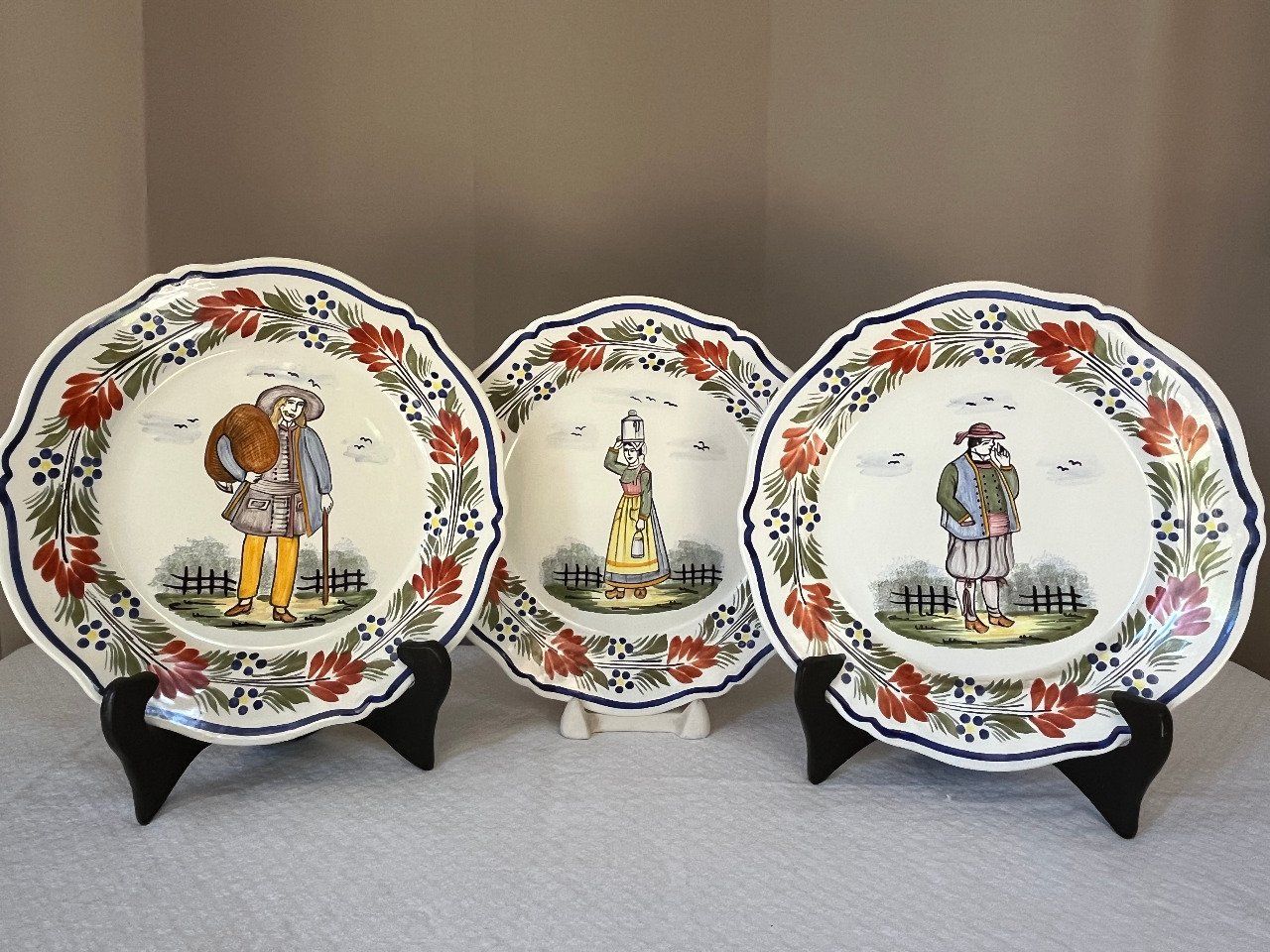 Série de 3 assiettes murales en faïence Henriot Quimper décorées à la main, vintage