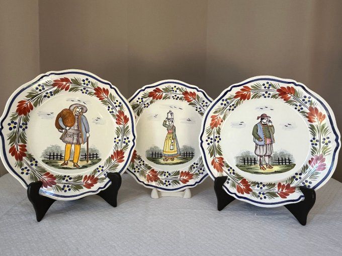 Série de 3 assiettes murales en faïence Henriot Quimper décorées à la main, vintage